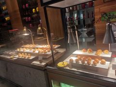 面包甜点陈列柜-华邑酒店·鲜艳全日自助餐厅