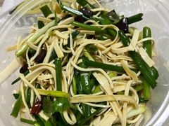 凉拌韭菜豆腐丝-鹤之乡·齐齐哈尔烤肉·非遗(秋涛路店)