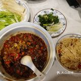 放洋葱，胡萝卜，香菇丁，再放入老抽放少许盐