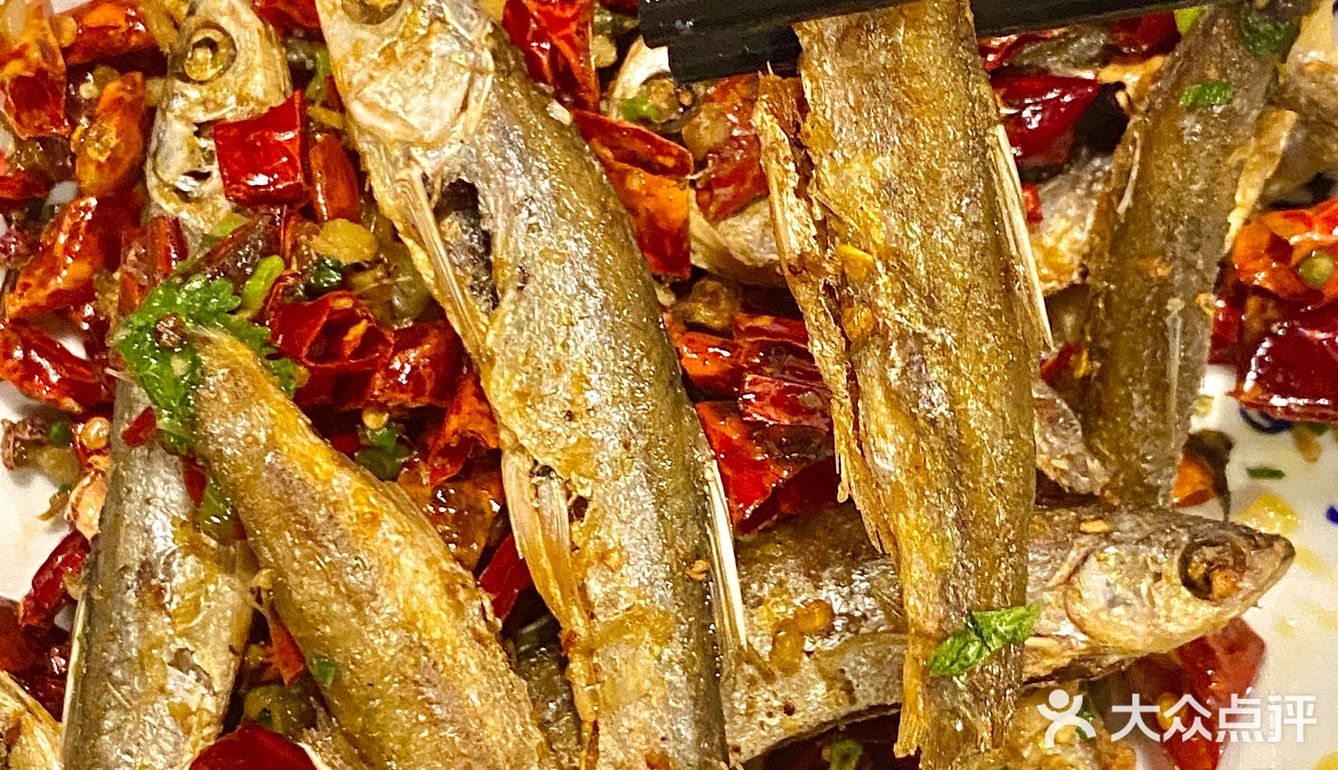 回岳阳必吃的特色烧烤！炭火砂锅烟火气十足！川味好浓🌶️
