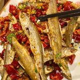 回岳阳必吃的特色烧烤！炭火砂锅烟火气十足！川味好浓🌶️