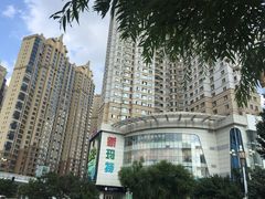马路对面的新玛特商场-世纪广场