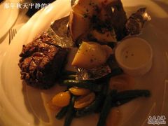 小牛派配烤土豆酸奶汁-北京建国饭店杰斯汀法餐厅