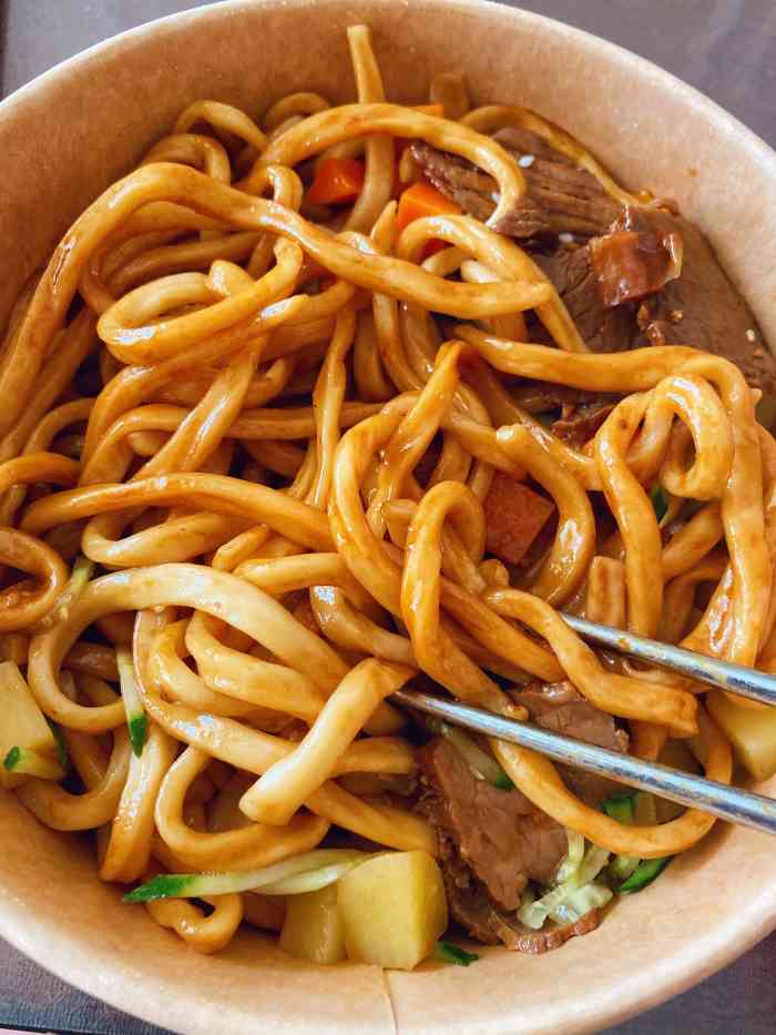 牛家人大碗牛肉面-"面是粗面条,我喜欢吃粗的,喜欢挂面那种的.
