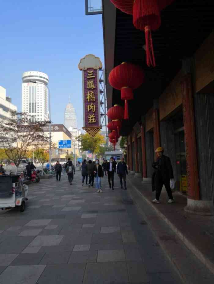 三凤桥肉庄位于中山路上做为家庭主妇不知道该买什么菜的时候去三凤桥