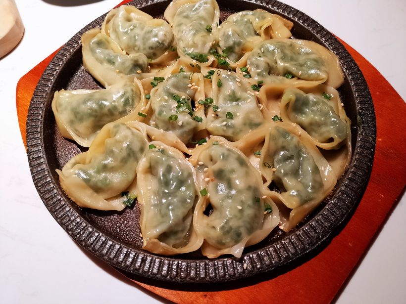 深渡包袱饺,皮很薄馅料很足,是韭菜馅,底焦脆的,配着蘸料还不错.