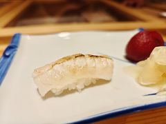 真鲽鱼裙边手握寿司-镹·鱼料理  国产鱼使用店