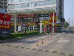门口-麦当劳(朝阳路得来速店)