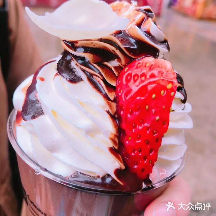 是用一个小椰子壳作为杯子冰淇淋也是浓浓的椰子香甜