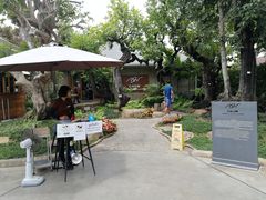 -Chom Cafe and Restaurant