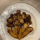 松茸炖鸡汤，鸡加松茸，几片姜和三个红枣，无比鲜甜