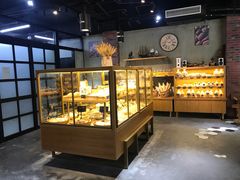 面包甜点陈列柜-啊噗吐呦现场烘焙(麦凯乐店)