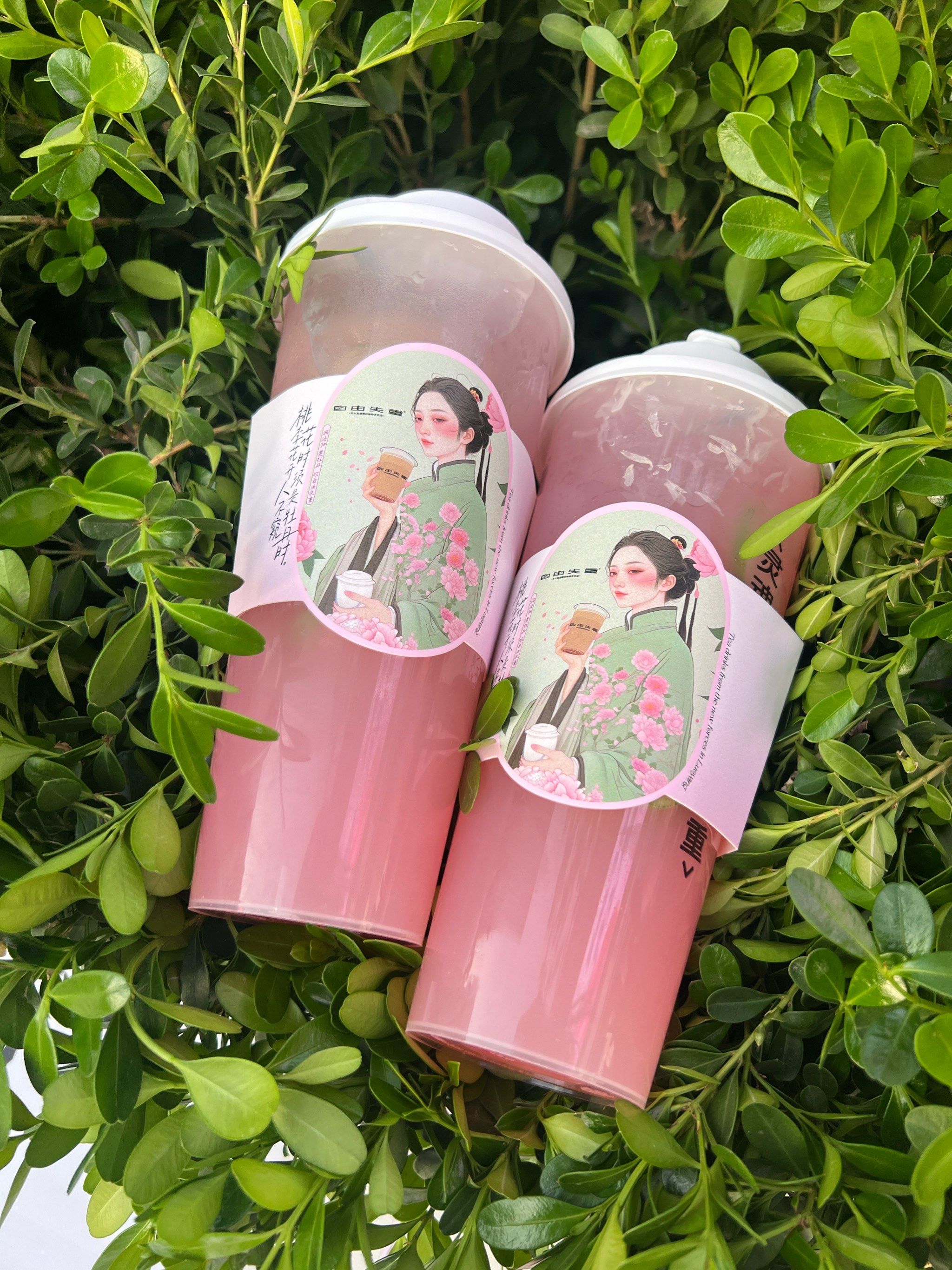 n随便一拍就这么好看
肌肉男也各种配合摆拍

芭乐果➕香水