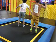 -爱蹦iBOON蹦床运动馆(江汉店)