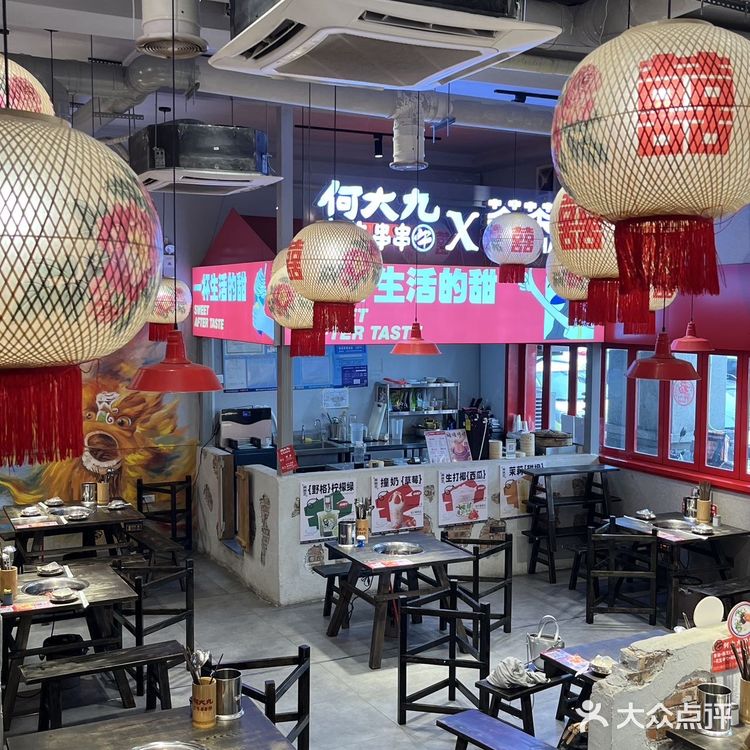 遇到这个门头挂着红绣球的火锅店千万要停下来