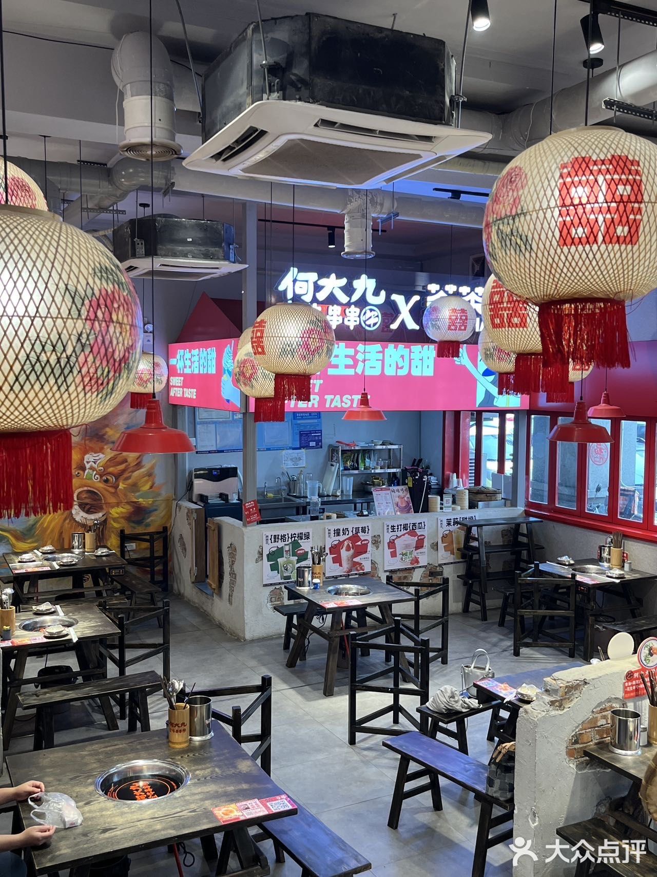 遇到这个门头挂着红绣球的火锅店千万要停下来