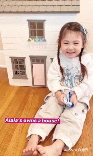 两手搂着Alaia的胳膊冲着镜头甜甜的微笑