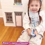 两手搂着Alaia的胳膊冲着镜头甜甜的微笑