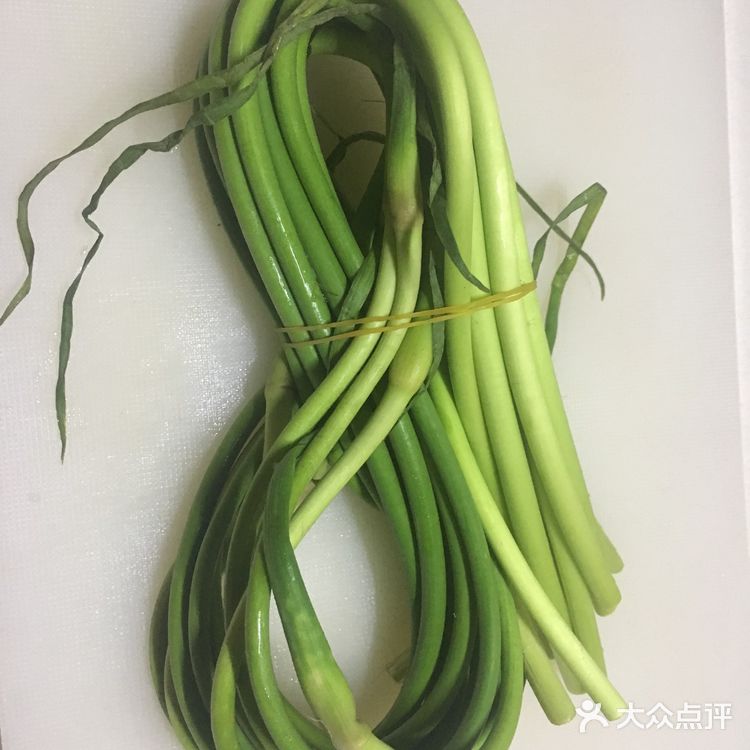 清炒蒜苔，想着要搭配什么肉类好麻烦，直接清炒吧