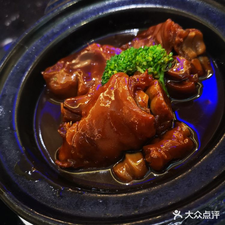 中午就餐人不多，环境不错 喜欢台式盐酥鸡