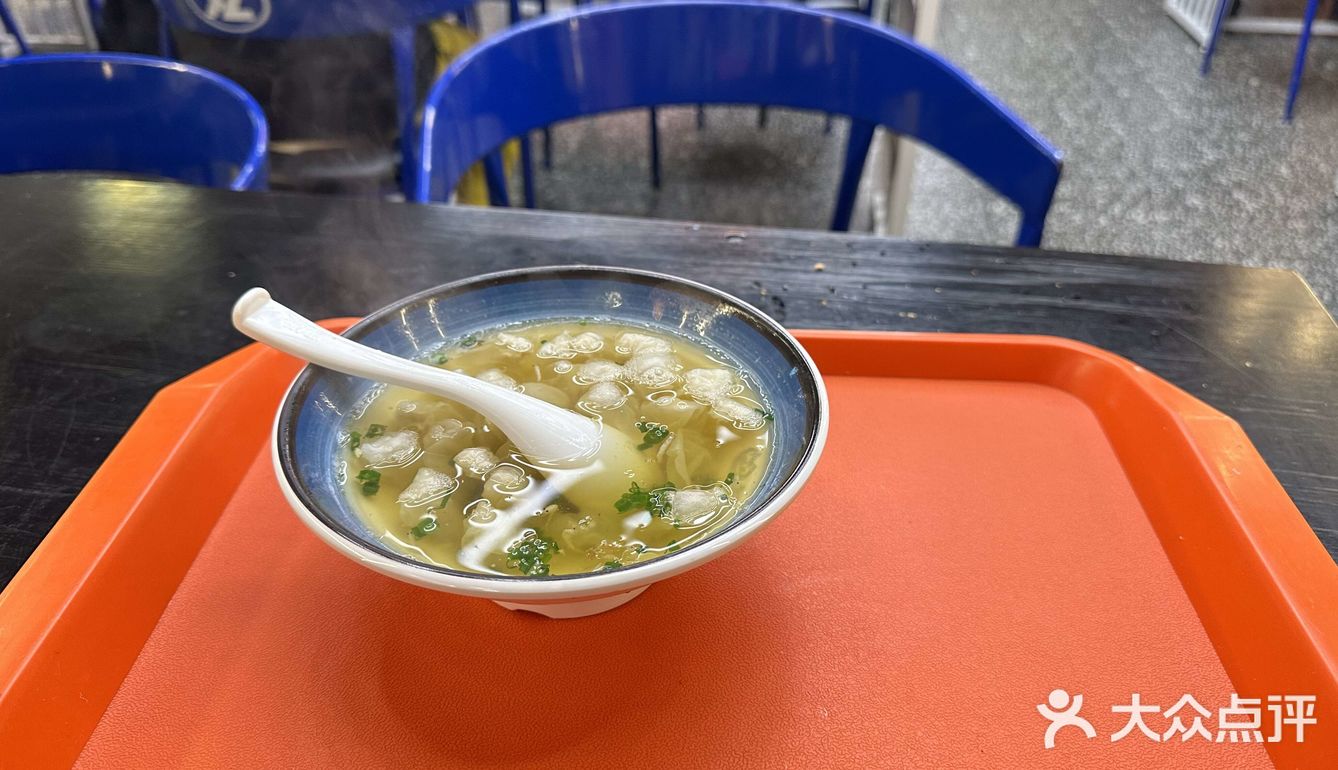 闻了就馋！青岛台东黑色臭豆腐，冬季新品清朝小馄饨！ 