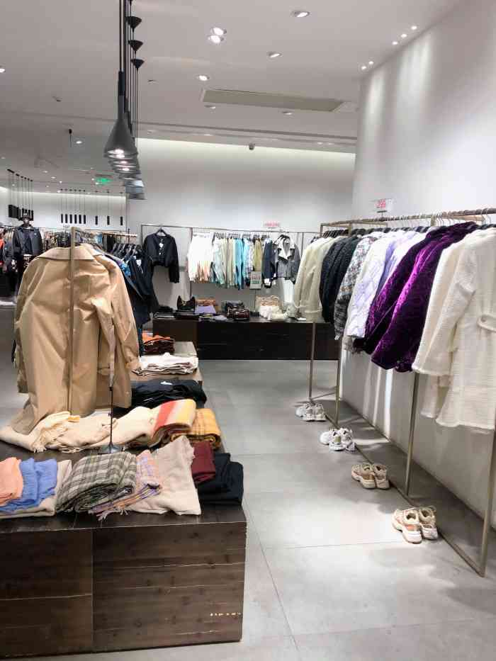 urban revivo(天津世纪都会店)-"ur世纪都会店,空间大宽敞,干净整洁.