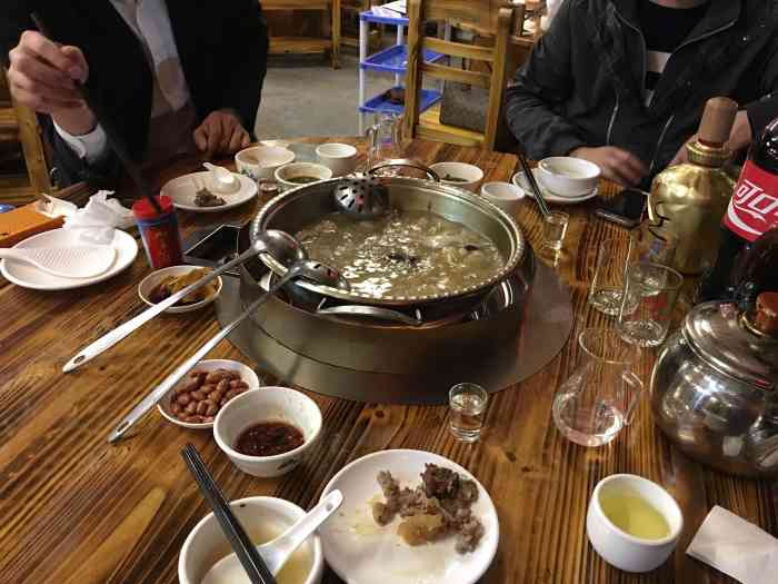 全汁全味驴庄-"餐厅位于五号停机坪旁,环境较简陋,以吃驴.