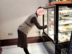 面包甜点陈列柜-东海咖啡馆