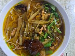 酸菜肉丝米线-越洋肖氏老米线(杨家坪店)