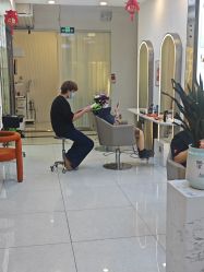 -虫二·专注健康烫染沙龙