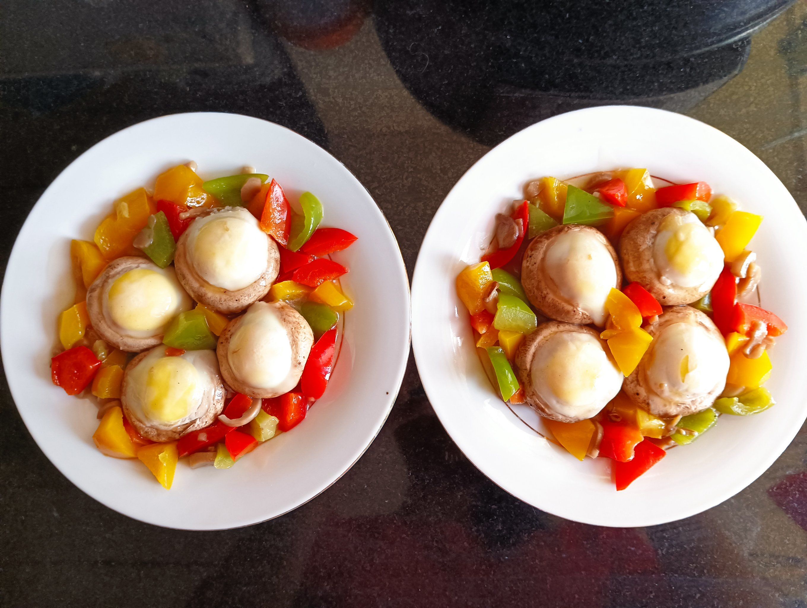 n
去腿儿的白蘑菇应该腌入味再蒸;
鹌鹑蛋上大胆地放黑胡椒盐