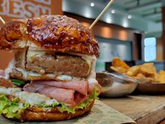 双蛋指椒牛肉汉堡-魏斯理汉堡(西安沣东吾悦店)