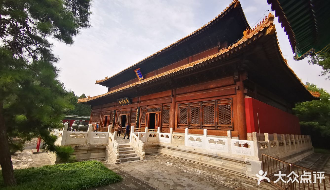 坐落于北海公园北岸,东临静心斋,西与大圆镜智宝殿相依