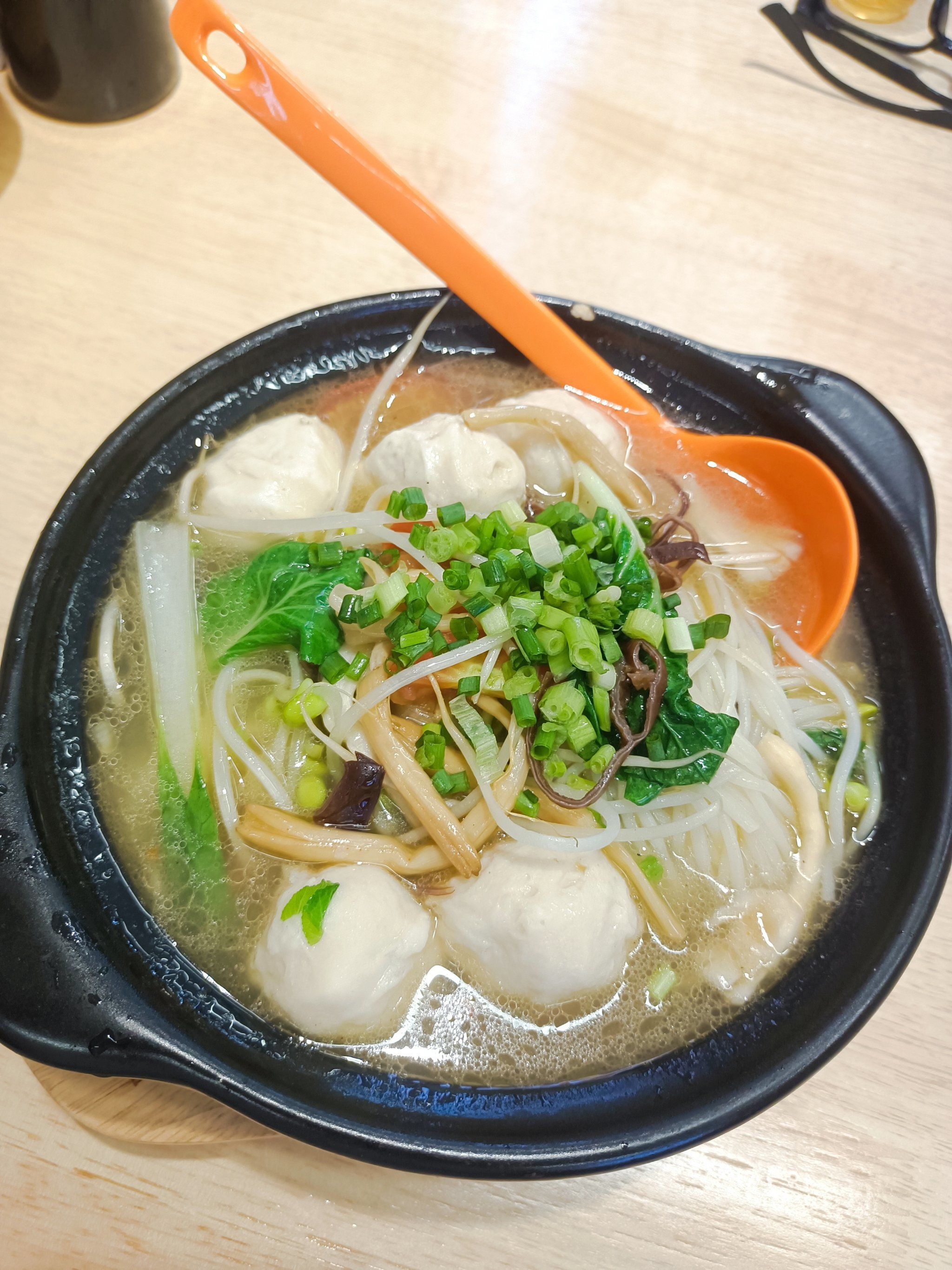 米线是自选的,有挺多种类,选了鱼丸三鲜,鱼丸有5,6个,米线qq弹弹口感