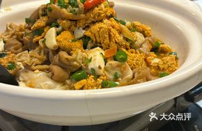 Fish Roe, Fish Bladder, and Pig Intestine Hot Pot