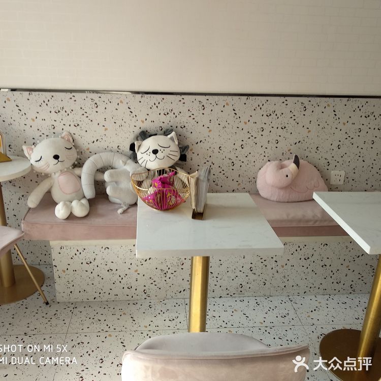 座位附近都有充电口，这里环境不错