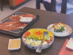 铺天盖地火牛寿司（2枚）-仙隐小鹿中华料理(南宁万象城店)