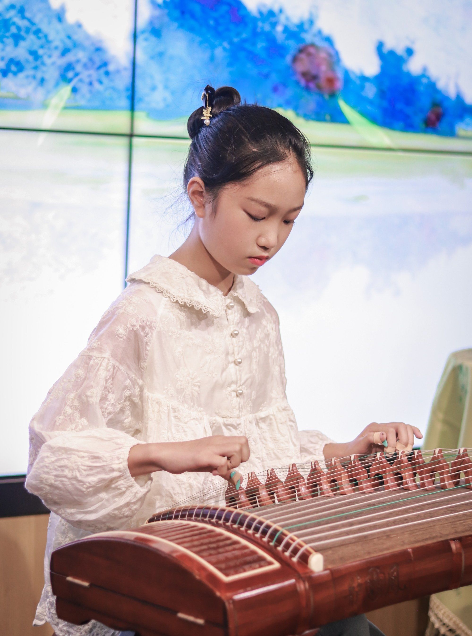 古筝的演奏技巧独特之处和细节有:
滑音细节:手指轻触筝弦,以柔滑