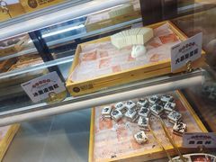 面包甜点陈列柜-汉江山料理级自助烤肉黑金冠(周口好吃城店)