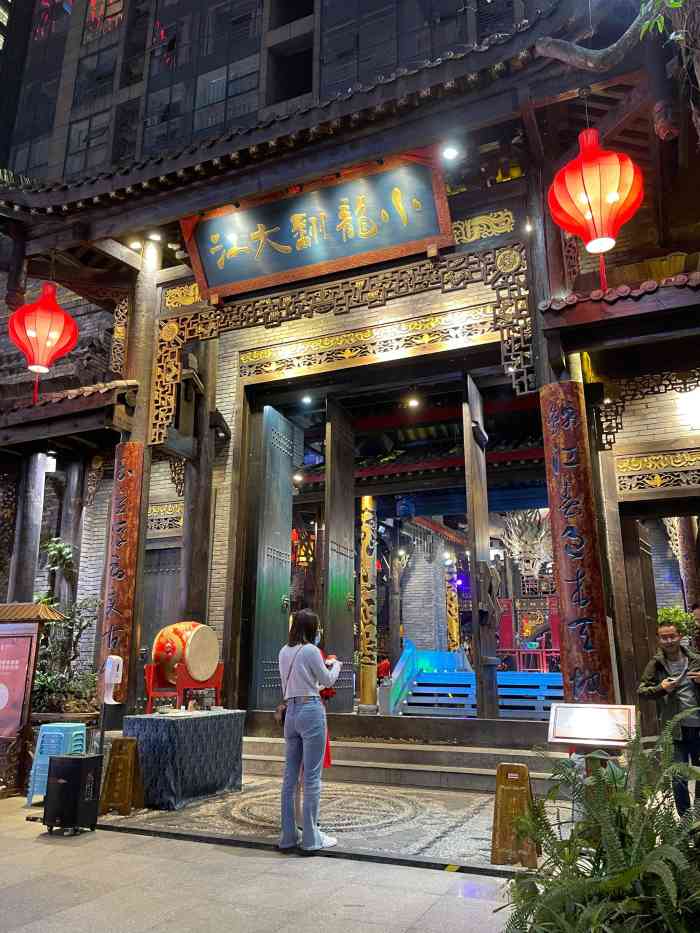 小龙坎火锅在成都春熙路的生意每次去都是长长的对这个也是他们一个