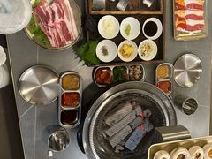 -围炉肉舍•炭烤活鳗•丹东海鲜烤肉(步行街店)