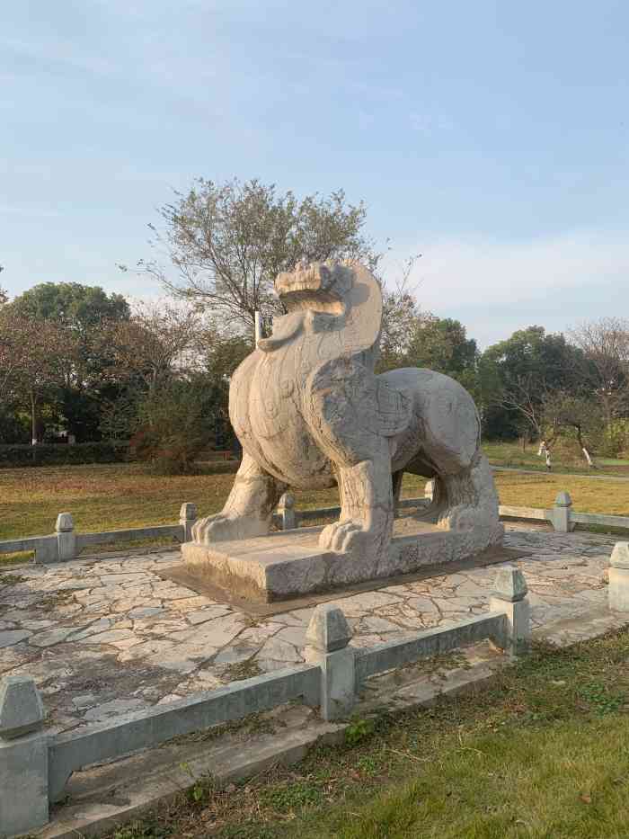 萧恢墓石刻-"这边的石刻都比较精致,看起来年代久远似地.