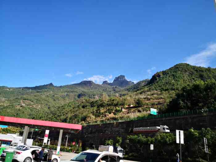 兴山服务区-停车场-"乘上旅游大巴,开启神农架二日游的模式,路.