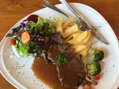 -Chom Cafe and Restaurant