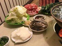 -洞庭洲·防空洞火锅·烧烤·铜锅涮肉(新百广场店)