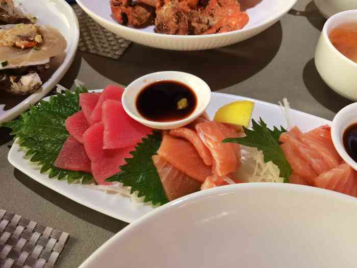 339旋转餐厅-"危楼高百尺,手可摘星辰,不敢高声语,恐惊.