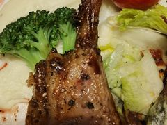 碳烤羊排配蔬菜及迷迭香红酒汁-WOLFGANG PUCK KITCHEN & BAR(迪士尼小镇店)