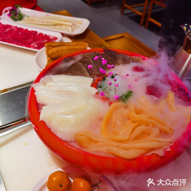 菜品我觉得还行，但是感觉锅底味道有点咸，辣锅的料有点