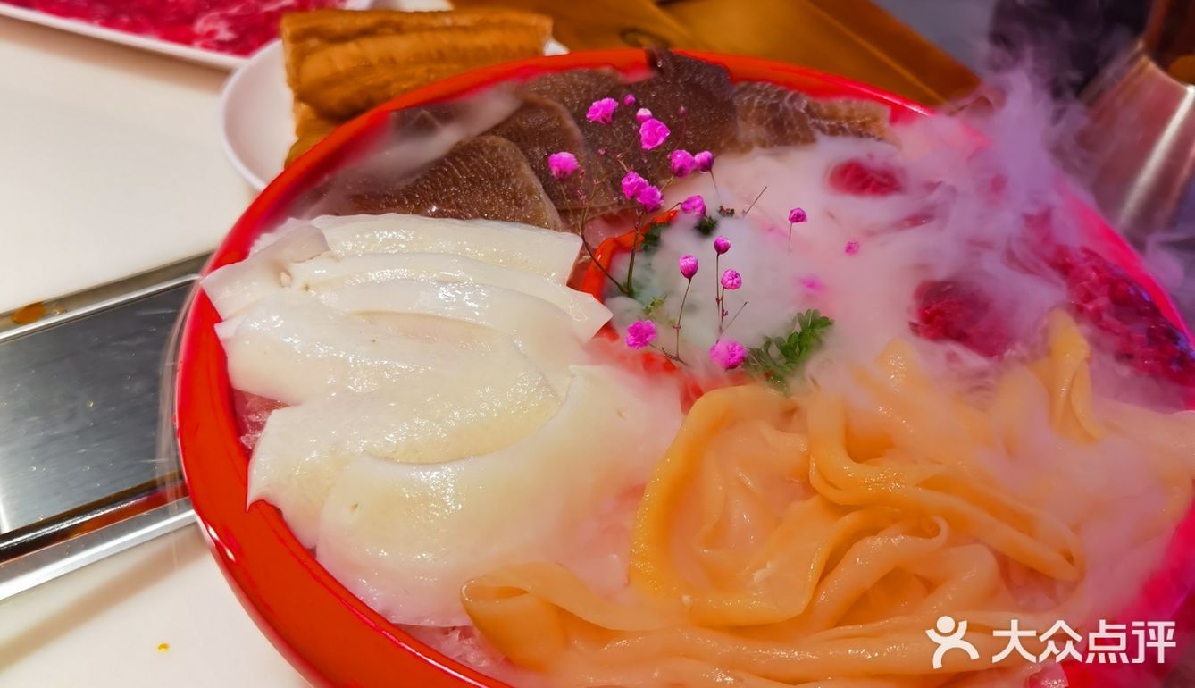菜品我觉得还行,但是感觉锅底味道有点咸,辣锅的料有点