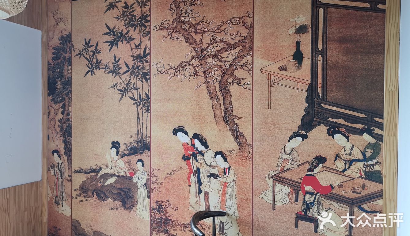 大门口便是店铺的门头，很好找